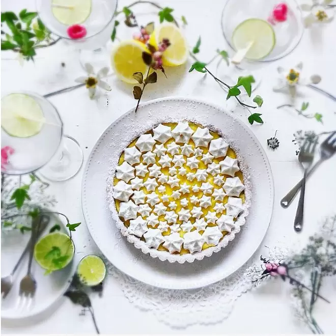 Lemon tart with mini meringues